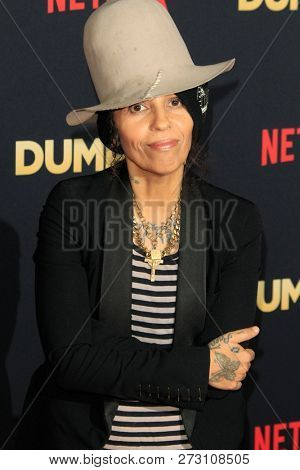 LOS ANGELES - DEC 6:  Linda Perry at the 