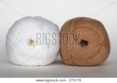 Biały i brązowy przędzy