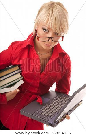 Giovane manager con libri e computer portatile sul bianco