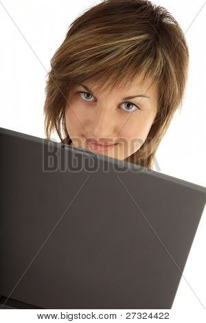 Cute giovane donna con il computer portatile sul bianco