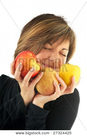 giovane ragazza bella con le mele sul bianco