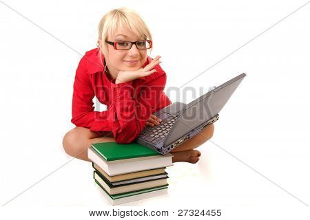 giovane ragazza divertente con libri e computer portatile sul bianco