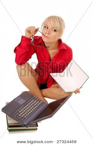 riflessiva donna con libro e occhiali sul bianco