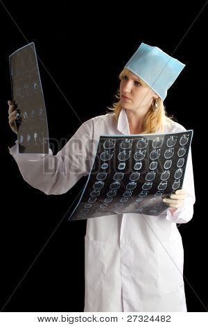 donna medicina con tomografia su nero