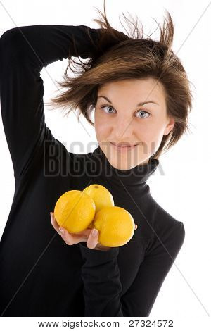 giovane ragazza bella con limoni sul bianco