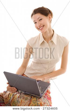 attraente giovane donna con il computer portatile sul bianco