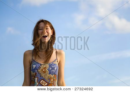 Sorridente giovane ragazza divertirsi all'aria aperta