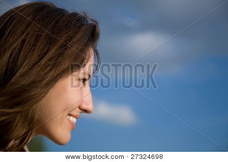 Ritratto di donna giovane e bella per l'aria