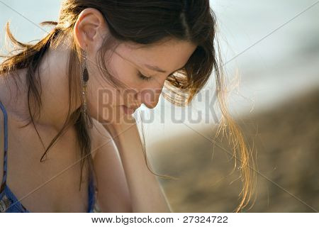 attraente giovane donna sulla spiaggia