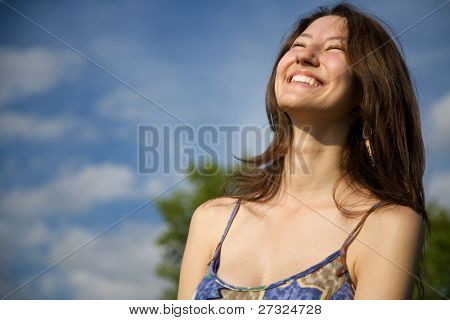 Sorridente giovane ragazza rilassante all'aperto