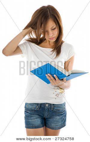 giovane ragazza con il libro sul bianco