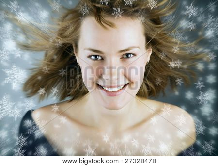ภาพเหมือนหนาวของสาวยิ้มสวย และสด