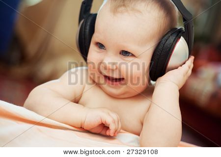 Glimlachende baby met hoofdtelefoon