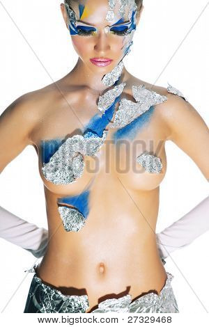  portrét krásné dívky s kreativní bodyart