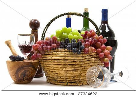 Rotwein und drei verschiedene Arten von Trauben in einem Korb