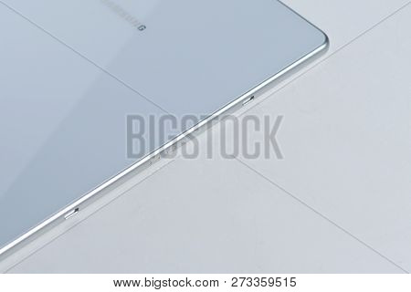 Closeup Review Photos Of Samsung Galaxy Tab 4 In Saigon / Vietnam, 7 December 2018