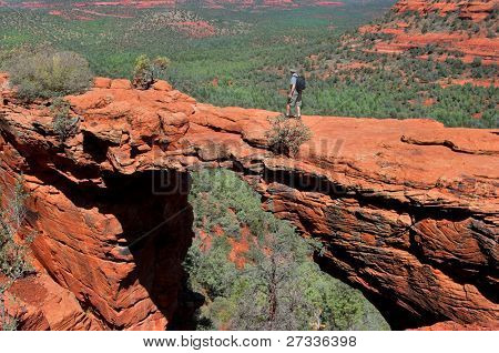 Man vandring på Devils Bridge i Sedona Arizona