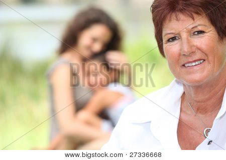 Abuela estaba parado con la hija y su nieto en fondo