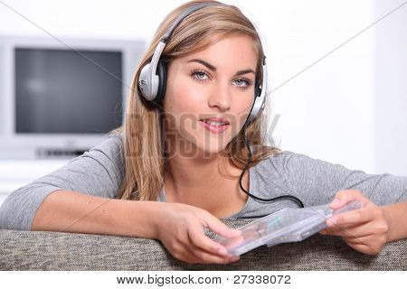 Teenage pige lytter til musik