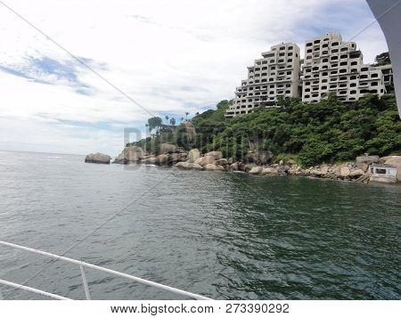 Bordered Of Mountains, The Bay Offers A Superblandscape But Was Difficult To Arrange, Blocking The H