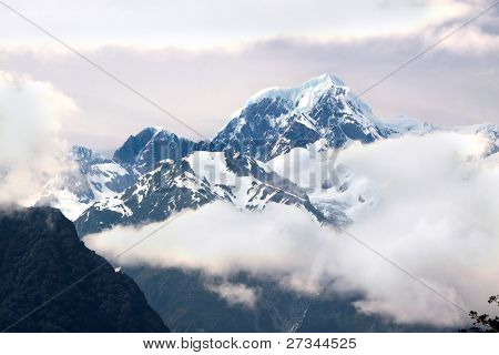 Mount Cook dækket i skyer