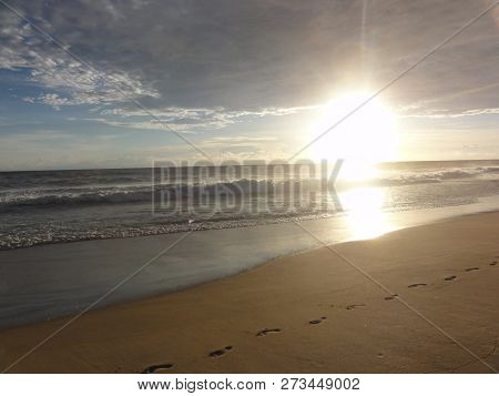 Sunset On A Beach Of Acapulco. Bordered Of Mountains, The Bay Offers A Superb Landscape But Was Diff