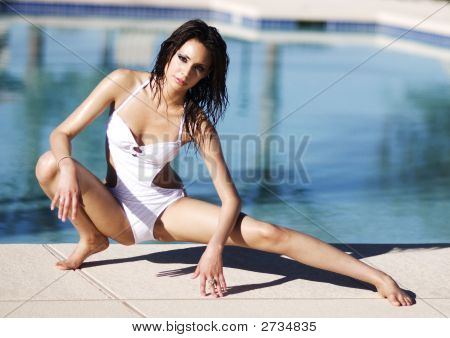 水着でセクシーな女性