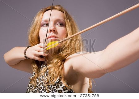 Žena střílet s lukem