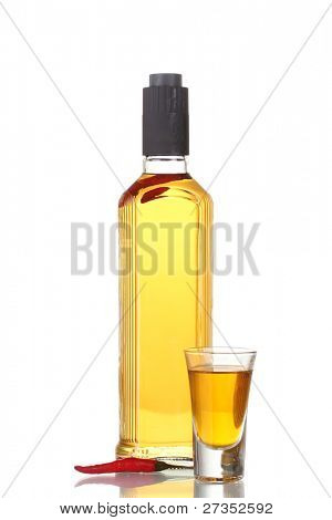 bouteille et verre de poivre rouge et vodka piment isolé on white