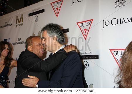 LOS ANGELES - 9 de dezembro: Quincy Jones, Andrea Bocelli chega o lançamento de The Andrea Bocelli encontrados