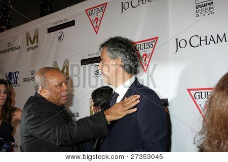 LOS ANGELES - 9 de dezembro: Quincy Jones, Andrea Bocelli chega o lançamento de The Andrea Bocelli encontrados