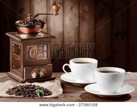 Kaffeebohnen und alte Kaffeemühle