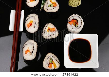 Sushi Maki Roll vihanneksia ja lohen sisällä. musta levy soysauce ja wasabi. Japane