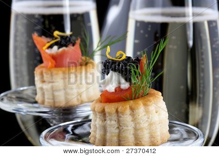Canape černý kaviár a šampaňské