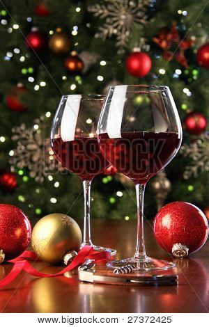 Gläser Rotwein an Weihnachtsbaum für die Feiertage