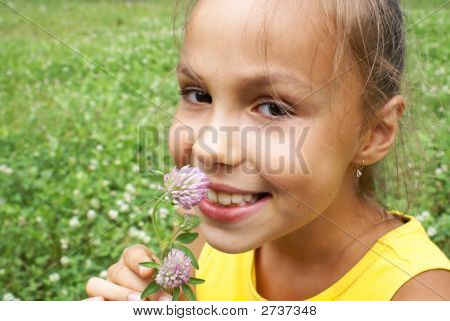 Preteen flicka på klöver bakgrund