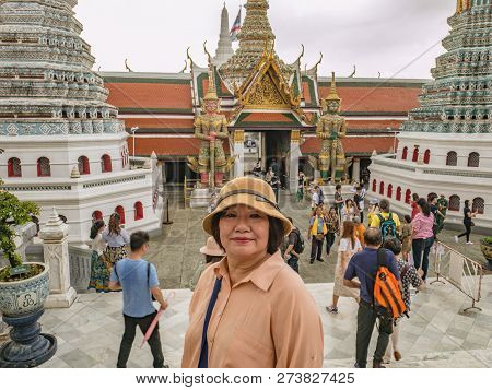 Bangkok/thailand - 8 October 2018:unacquainted Thai People Or Tourist Walking In The Grand Palace An