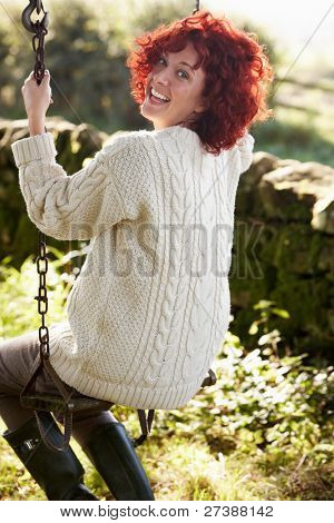 Frau auf Land Garten Schaukel