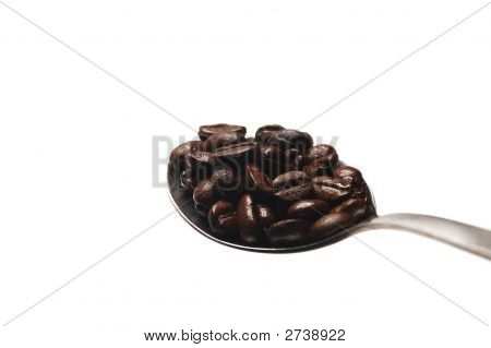 Kávová zrna na lžíci