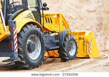 Radlader Bagger mit Tieflöffel laden Sand am Eathmoving arbeitet in Baustelle