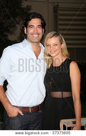 LOS ANGELES - SEP 29: Carter Oosterhouse, Amy Smart ankommer til 2012 Environmental Media Awards 
