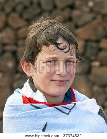 Ragazzo carino in piscina