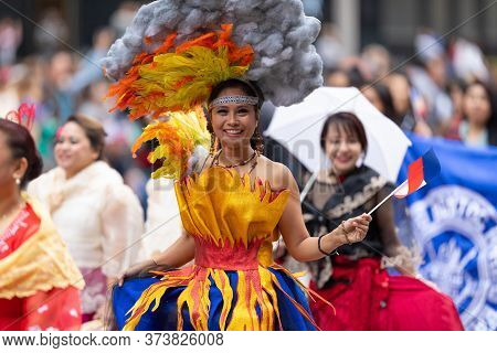 Houston, Texas, Usa - November 28, 2019: H-e-b Thanksgiving Day Parade, Members Of The Filipino Comm