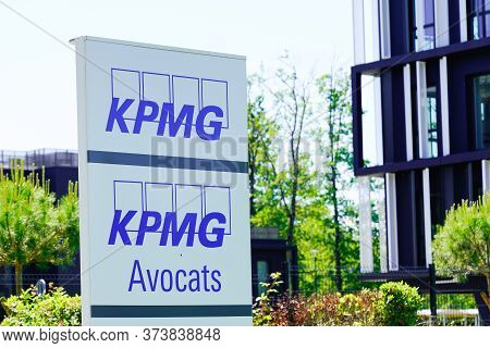 Bordeaux , Aquitaine / France - 06 06 2020 : Kpmg Logo And Avocats Sign On Office Of Auditing Lawyer