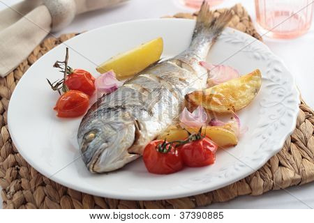 감자, 양파, 체리 토마토와 구운된 도미