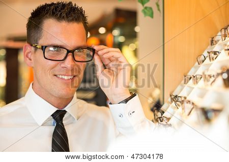 Cliente nel negozio di optometrista scegliendo il Frame di destra