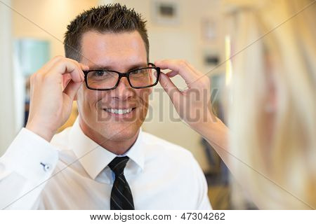 Ottico o optometrista Consulting un cliente su occhiali da vista