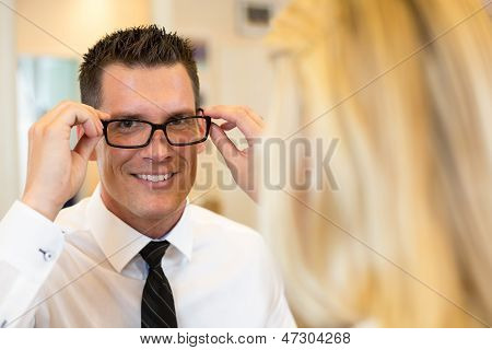 Ottico o optometrista Consulting un cliente su occhiali da vista
