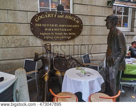 Dublin, Ireland - 09 25 2015: Gogarty And Joyce Statue In Anglesea Street In The Middle Of Tables An