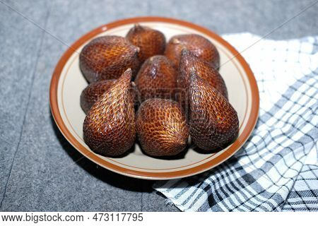 Salak Or Snake Fruit Isolated. Salak Palm , Waive Or Snake Fruit In Wooden Dish On The Table
